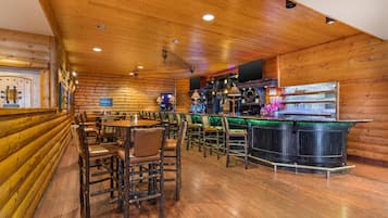 2 bars/lounges