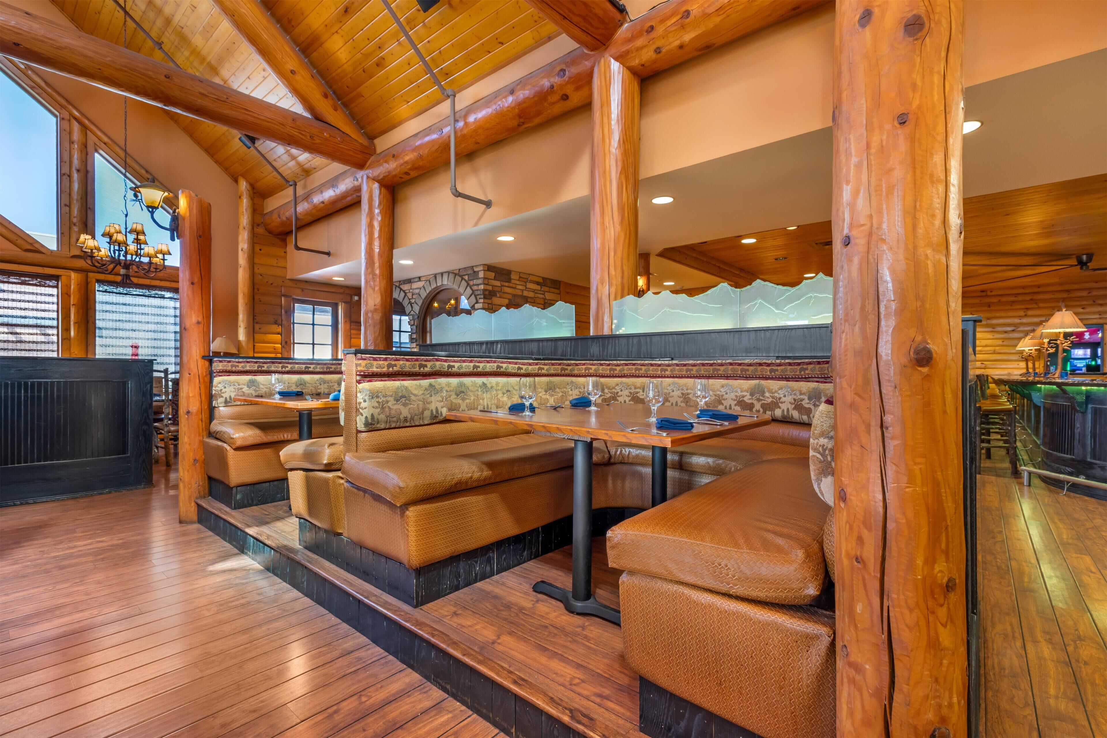 2 bars/lounges