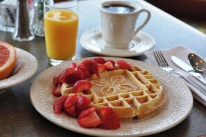Frukost enligt egen beställning varje dag mot avgift