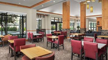 2 restaurants, breakfast, dinner served; American cuisine