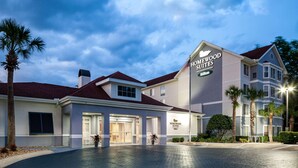 Un hotel de diseño moderno, con un cartel destacado de Homewood Suites by Hilton.