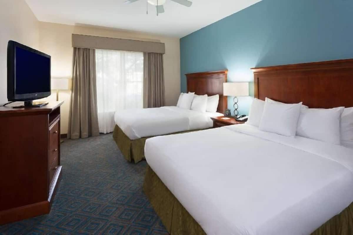 Premium bedding, in-room safe, desk, iron/ironing board