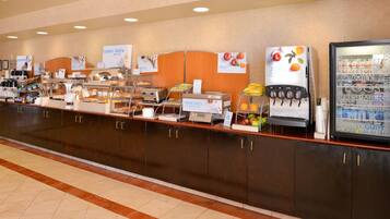 Café da manhã com buffet grátis todos os dias