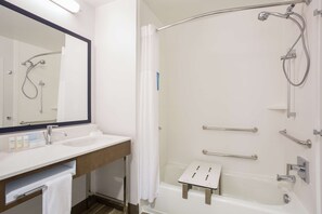 Douche, articles de toilette gratuits, sèche-cheveux