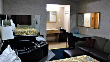 Suíte standard, 1 cama King, banheira de hidromassagem (Smoking) | Ferros/tábuas de passar roupa, Wi-Fi de cortesia, despertadores