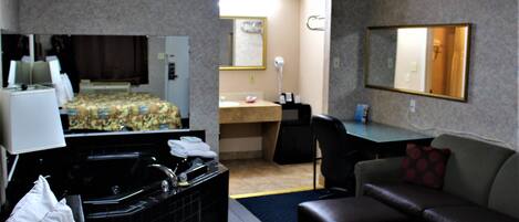 Standard-svíta - 1 stórt tvíbreitt rúm - nuddbaðker (Smoking) | Straujárn/strauborð, ókeypis þráðlaus nettenging, vekjaraklukkur