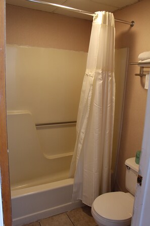 Standardzimmer, 1 King-Bett (Non Smoking ) | Badezimmer | Haartrockner, Handtücher