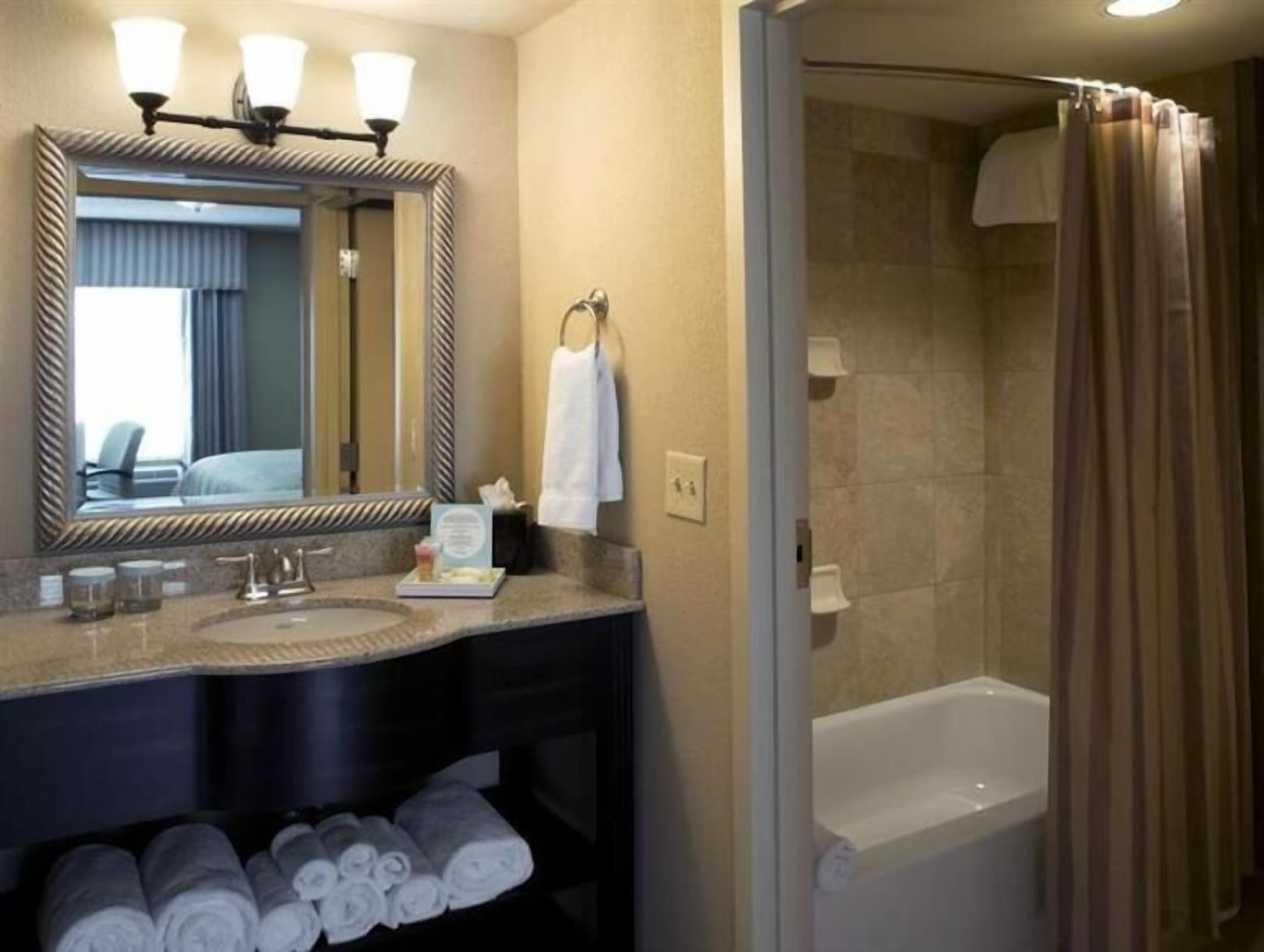 Badkar/dusch, gratis toalettartiklar, hårtork och handdukar