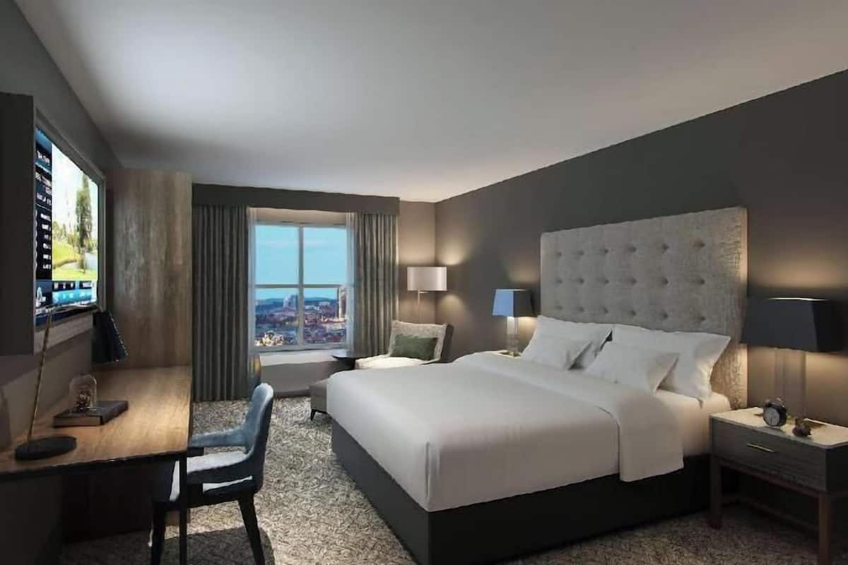 Sängtillbehör av högsta kvalitet och värdeförvaringsskåp på rummet