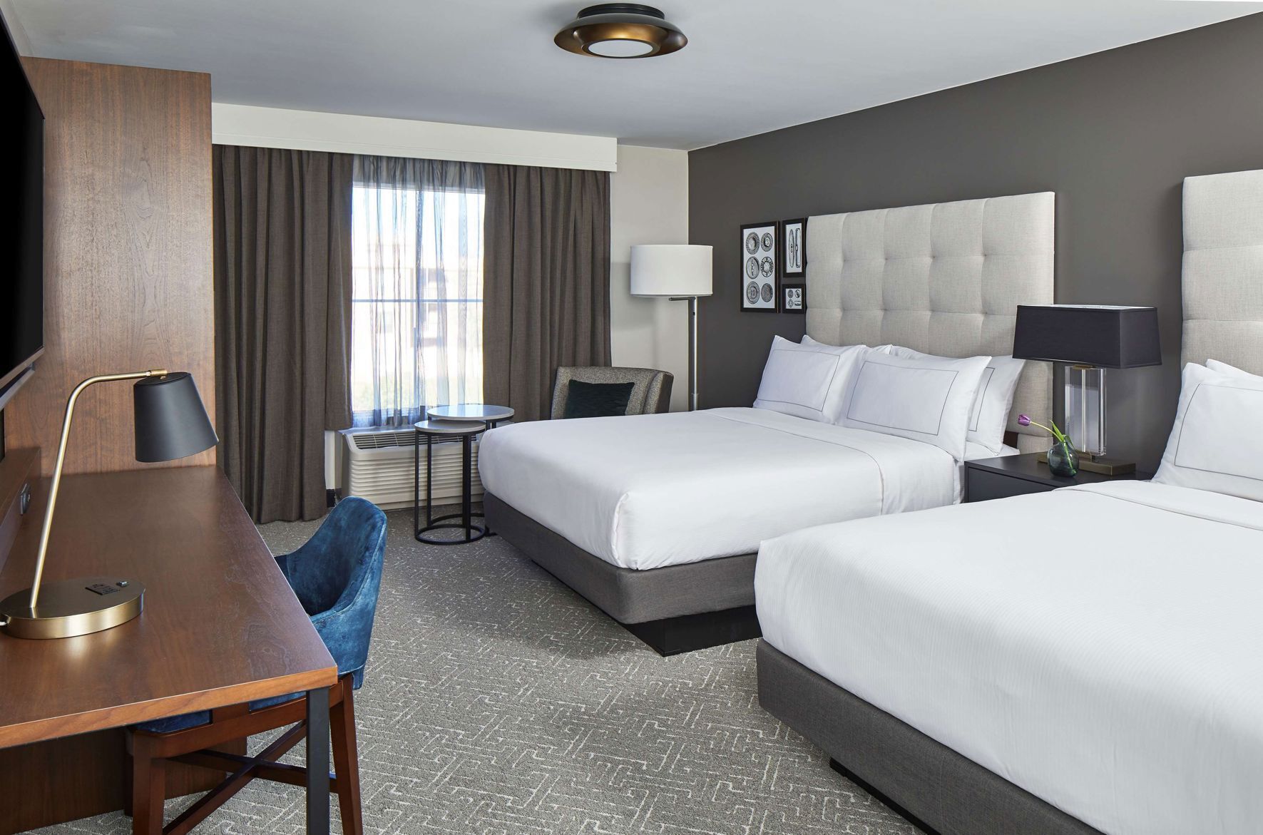 Sängtillbehör av högsta kvalitet och värdeförvaringsskåp på rummet