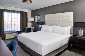 Ropa de cama de alta calidad y caja de seguridad en la habitación 