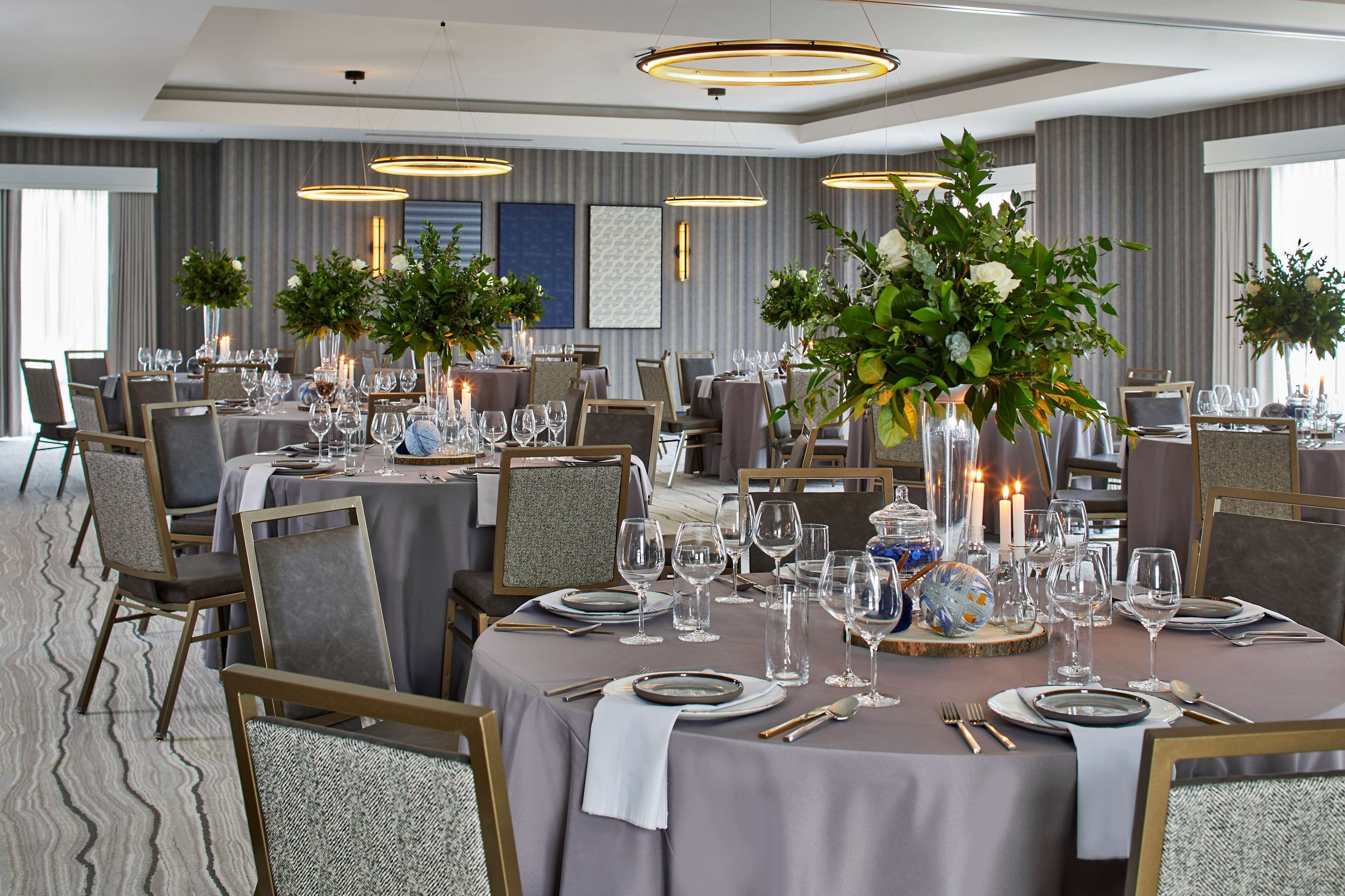 Serveert ontbijt en diner, Amerikaanse gerechten