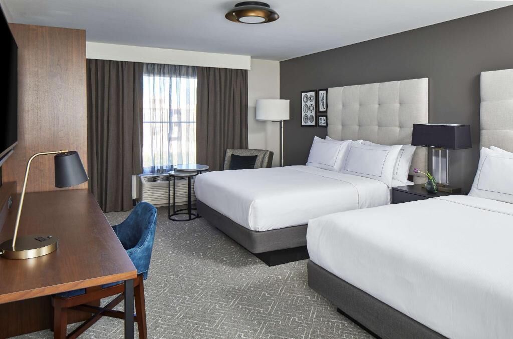 Sängtillbehör av högsta kvalitet och värdeförvaringsskåp på rummet