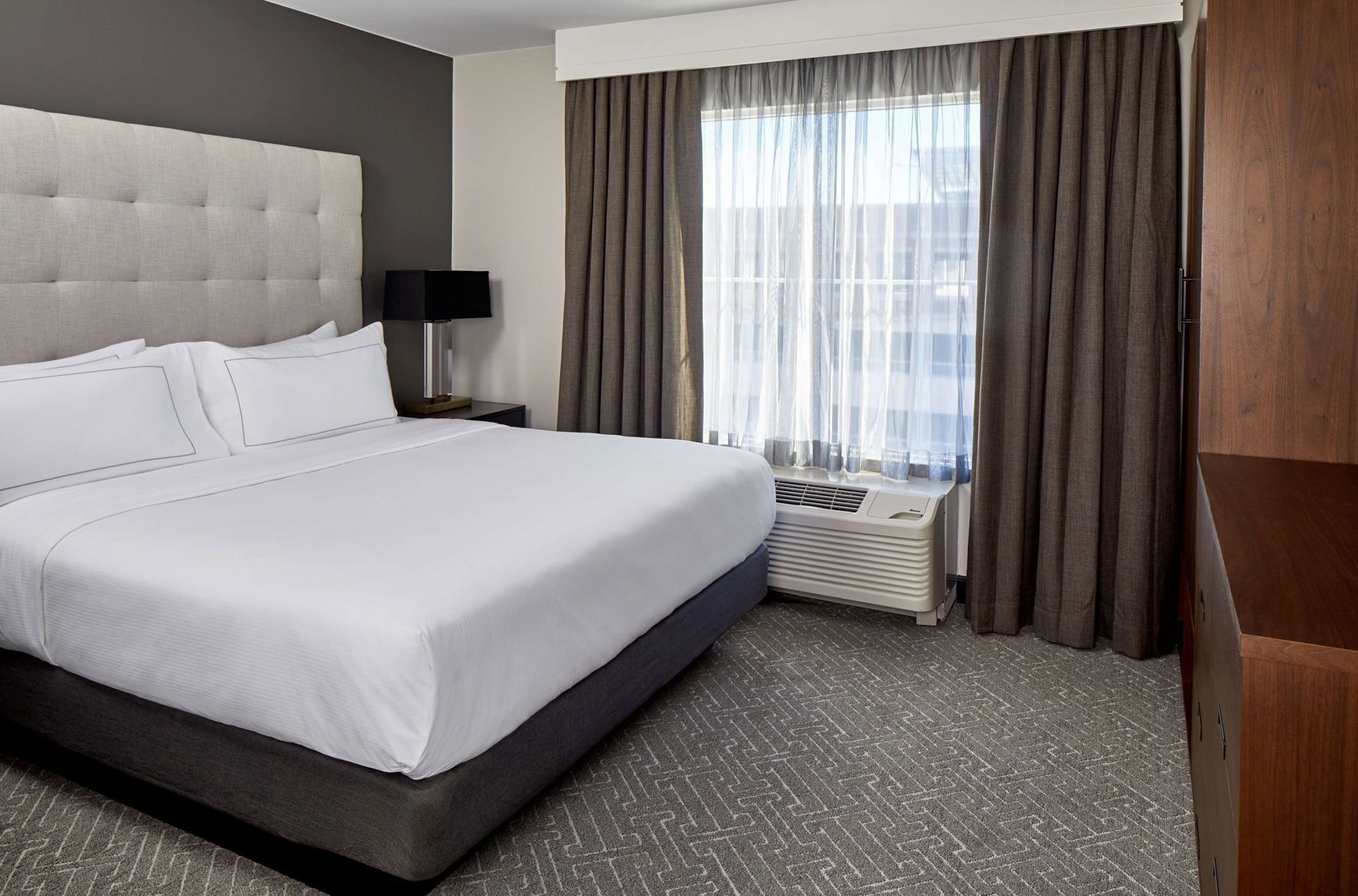 Sängtillbehör av högsta kvalitet och värdeförvaringsskåp på rummet