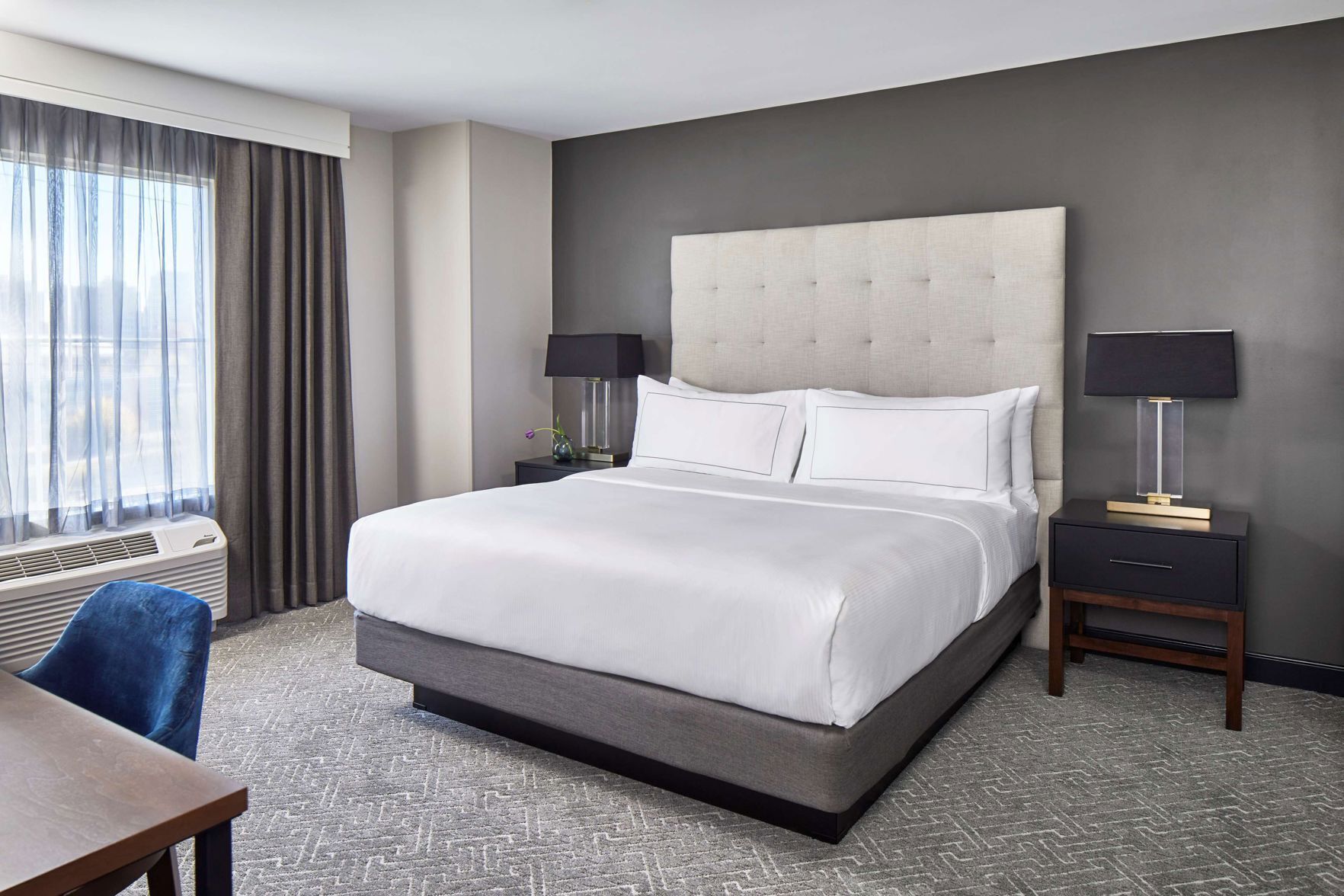 Sängtillbehör av högsta kvalitet och värdeförvaringsskåp på rummet