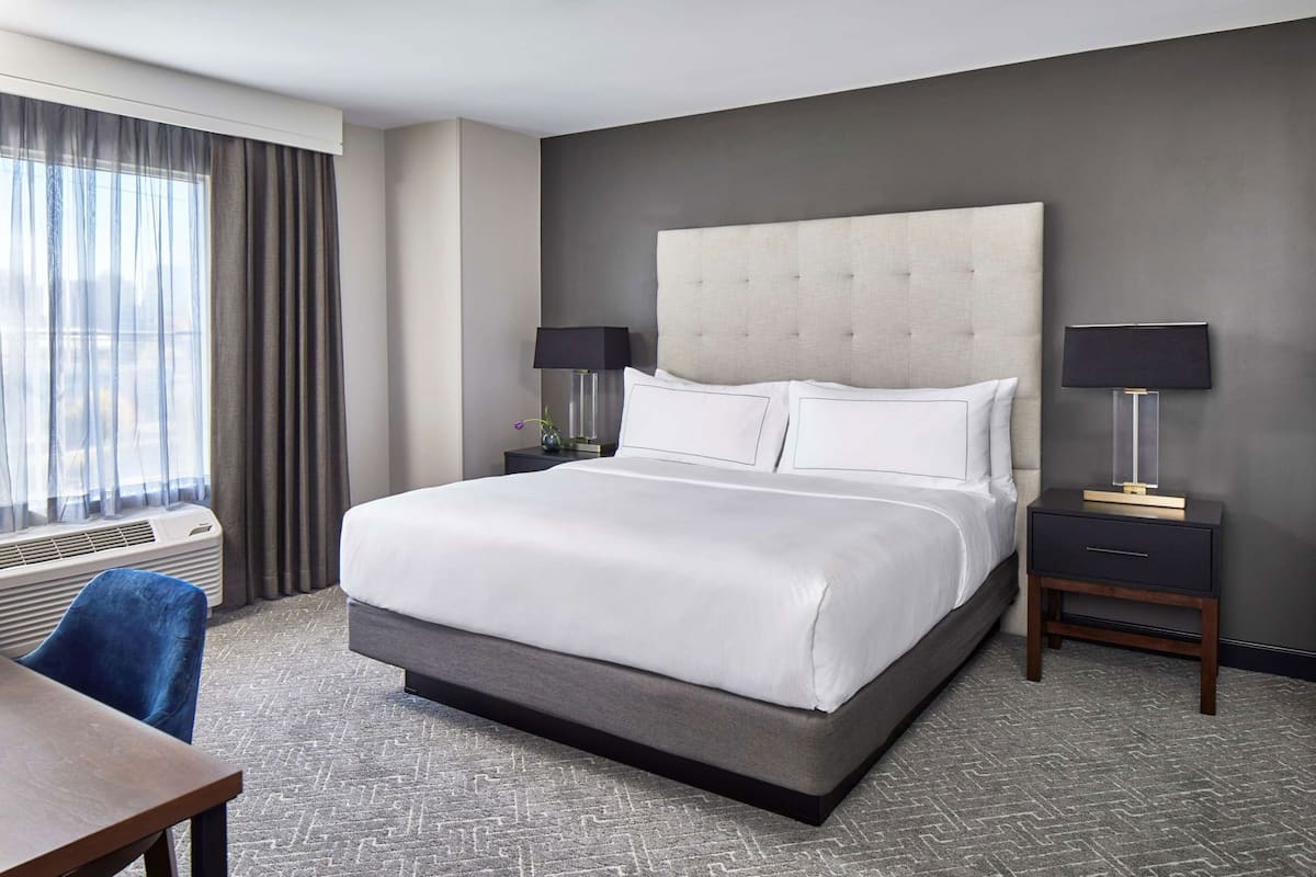 Sängtillbehör av högsta kvalitet och värdeförvaringsskåp på rummet