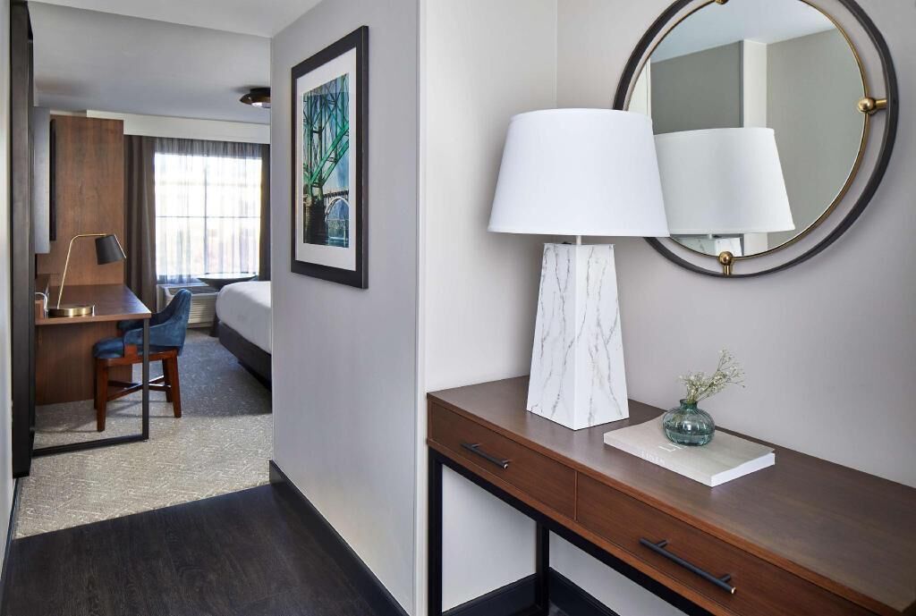 Sängtillbehör av högsta kvalitet och värdeförvaringsskåp på rummet