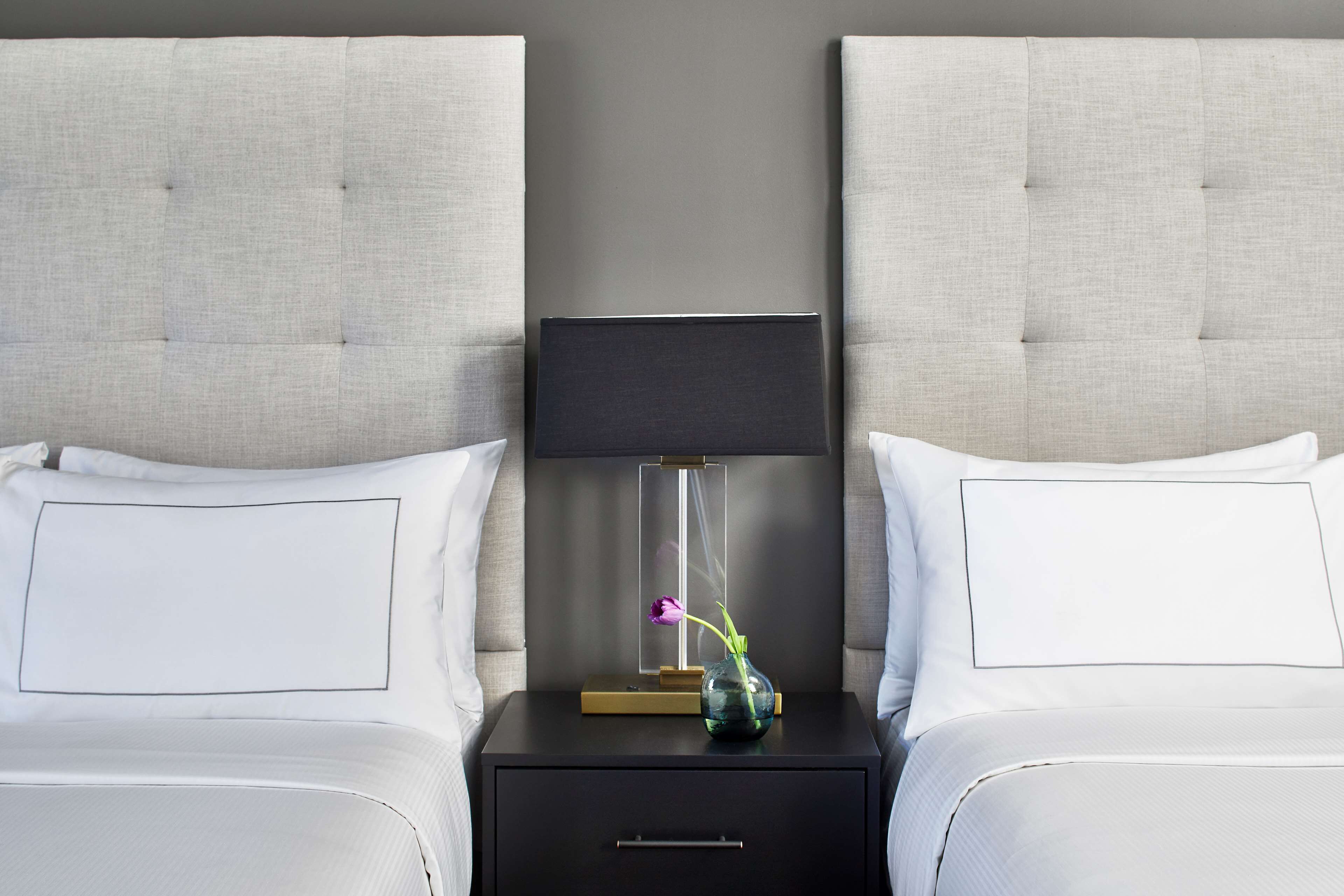 Luxe beddengoed, een kluis op de kamer, een bureau