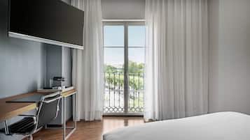 Minibar, brankas, meja kerja, dan tempat tidur bayi gratis