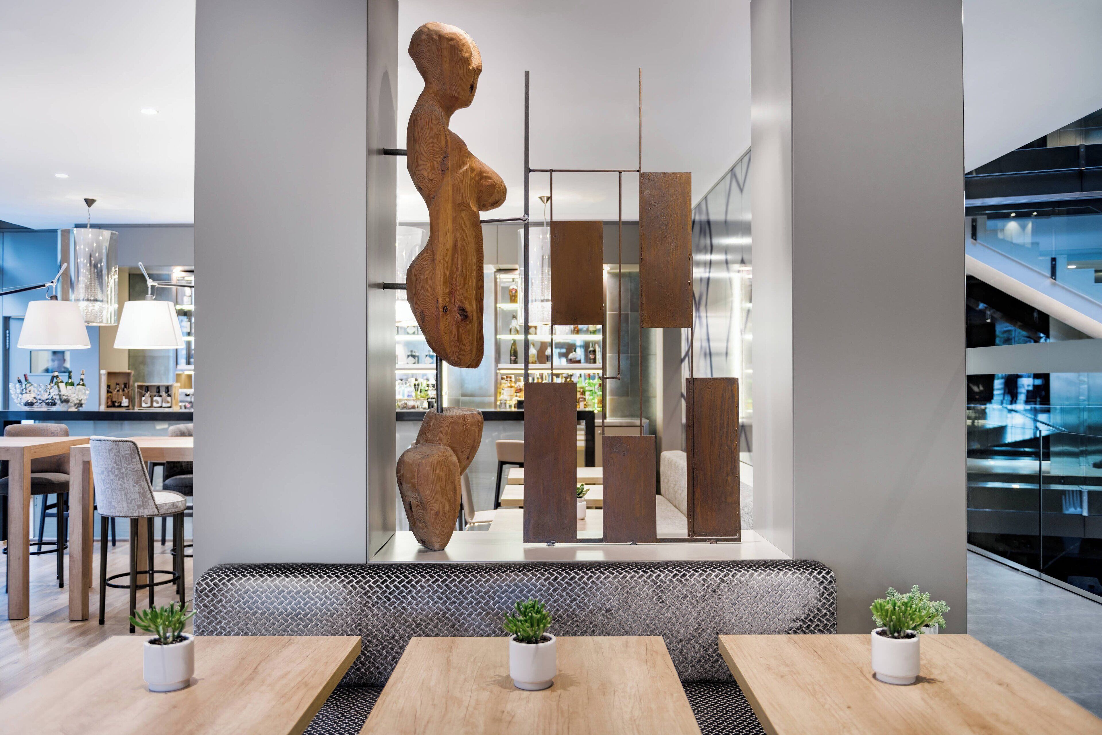 serves lunch, dinner and brunch