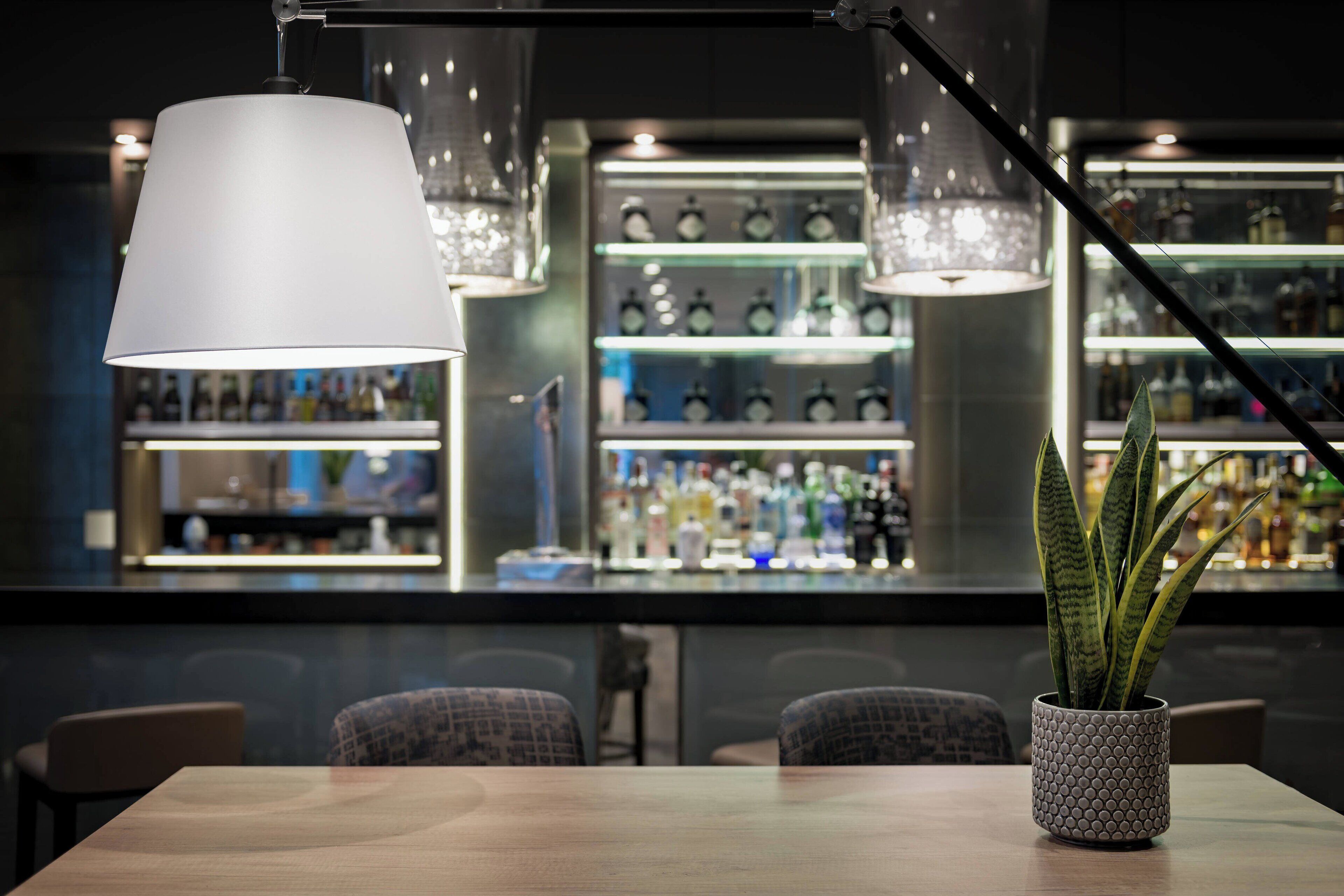 serves lunch, dinner and brunch