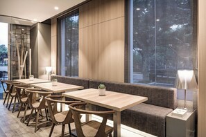 Serviert Mittagessen, Abendessen und Brunch