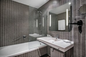 Designertoiletartikler, hårtørrer, bidet, håndklæder