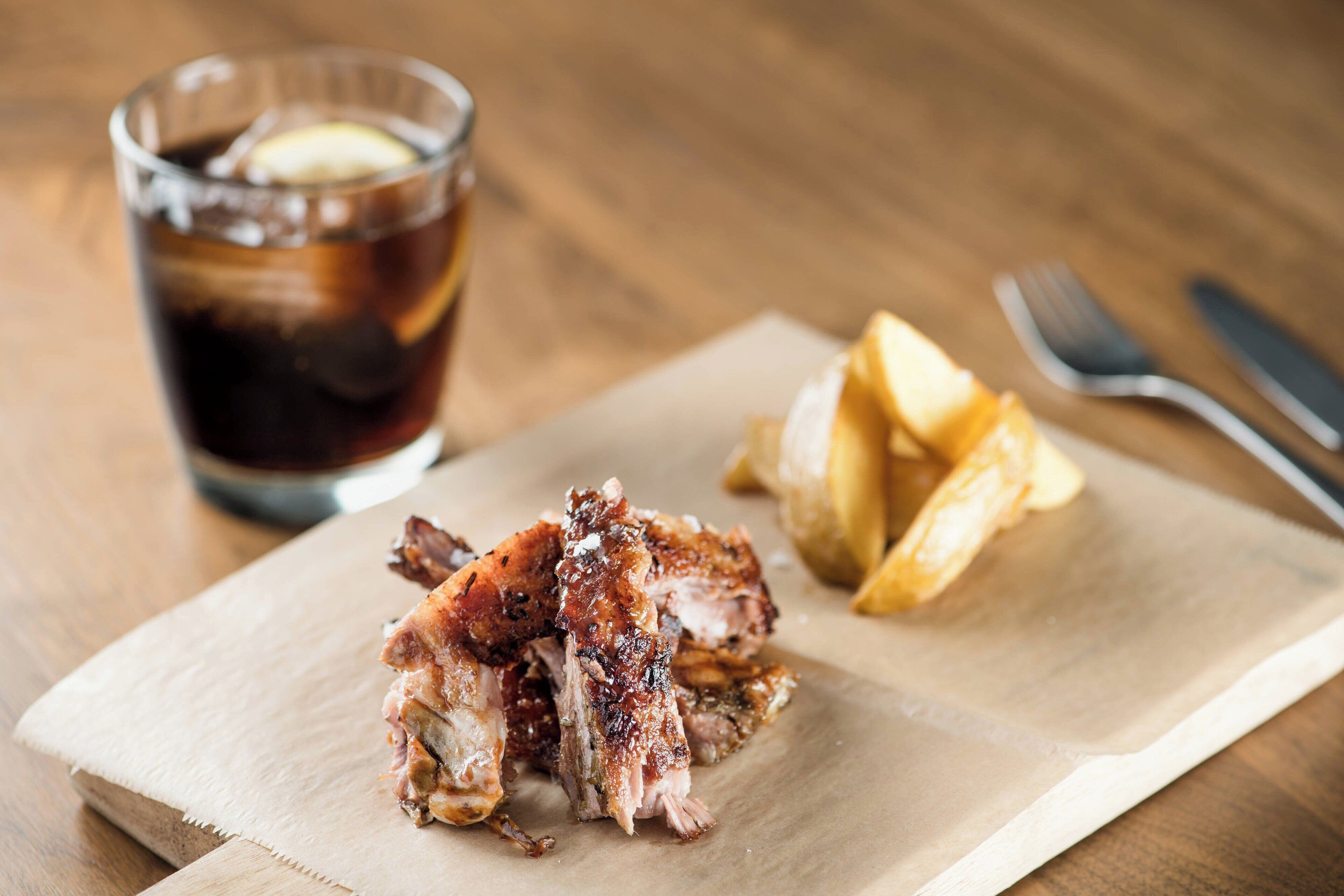 serves lunch, dinner and brunch