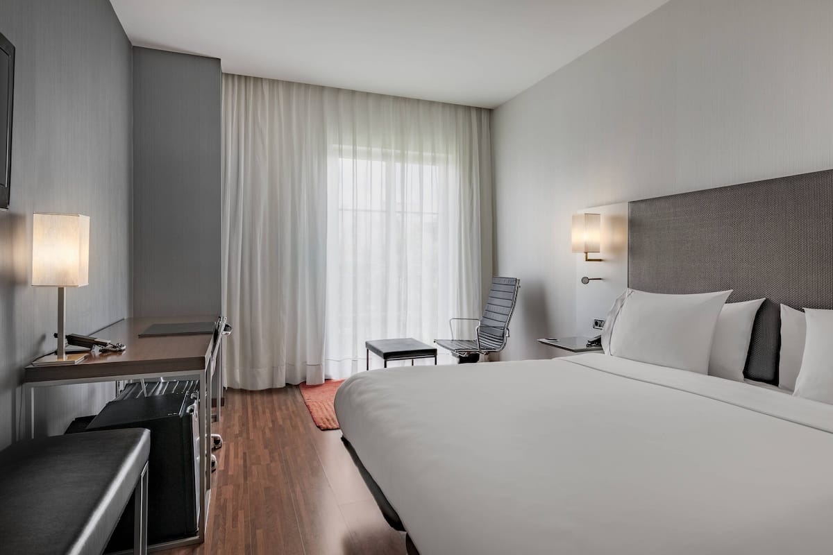 Standard Room, 1 King Bed