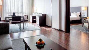 Een minibar, een kluis op de kamer, een bureau, geluiddichte muren