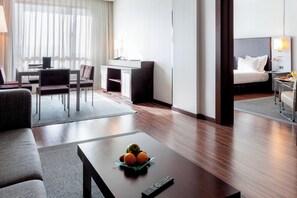 Een minibar, een kluis op de kamer, een bureau, geluiddichte muren