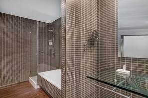 Secador de pelo, bidet, toallas