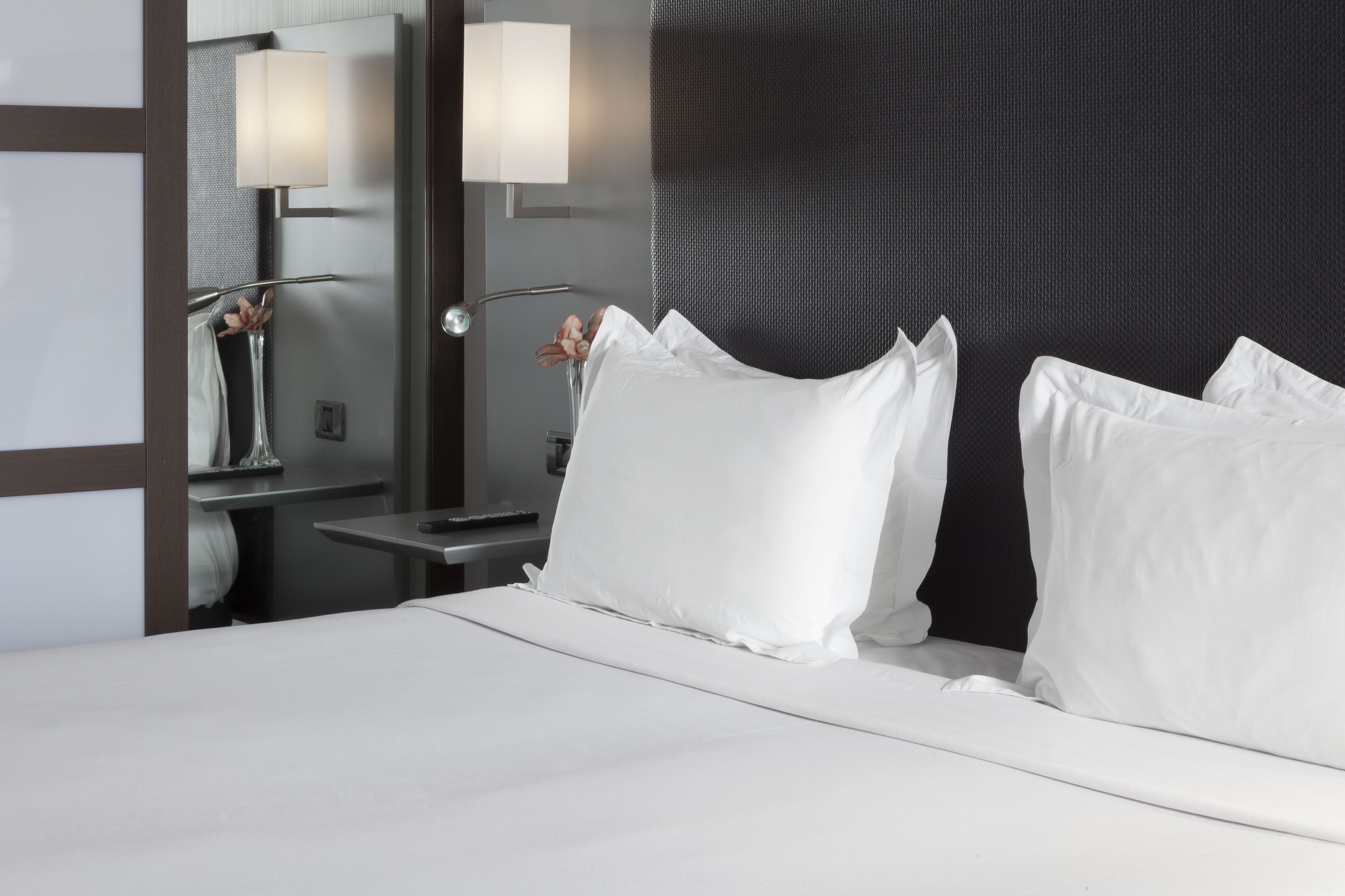 superior room, 1 king bed, non smoking | minibar, in-room safe, desk, soundproofing