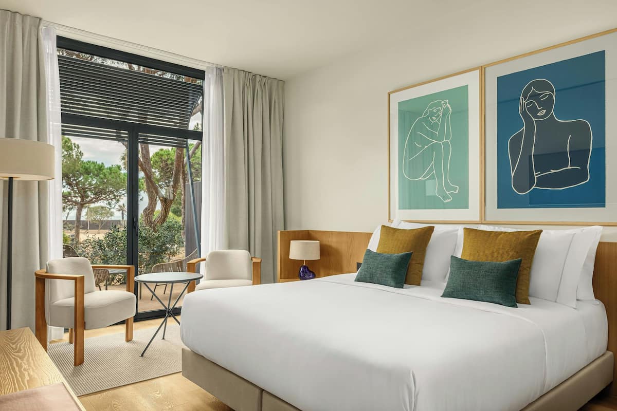 Hypo-allergenic bedding, minibar, in-room safe, desk