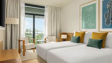 Habitación estándar, 1 cama de matrimonio grande, vistas al mar | Ropa de cama hipoalergénica, minibar, caja fuerte y escritorio