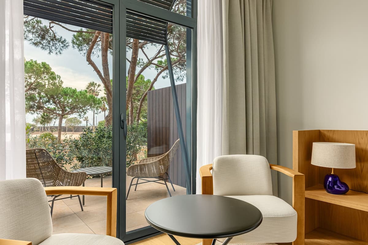 premium room, 1 king bed, non smoking, garden view | 1 bedroom, hypo-allergenic bedding, minibar, in-room safe