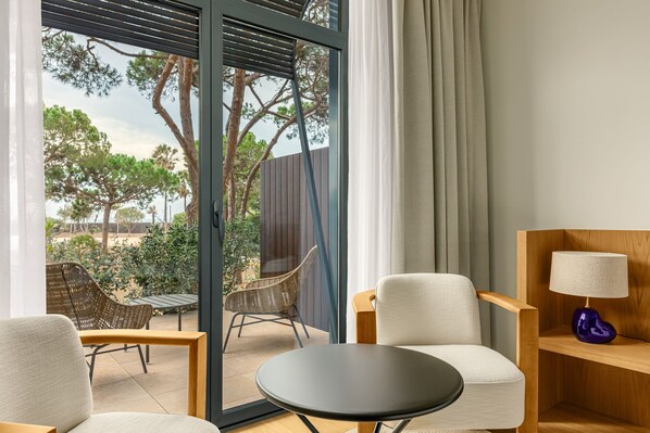 Chambre Premium, 1 trÚs grand lit, non-fumeurs, vue jardin | Literie hypoallergénique, minibar, coffres-forts dans les chambres