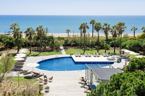 Utendørsbasseng og bassengparasoller