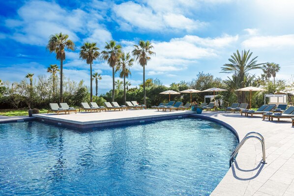 Outdoor pool, pool umbrellas