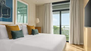Hypo-allergenic bedding, minibar, in-room safe, desk
