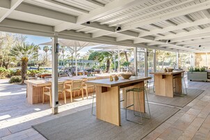 2 restaurantes; se sirven desayunos 
