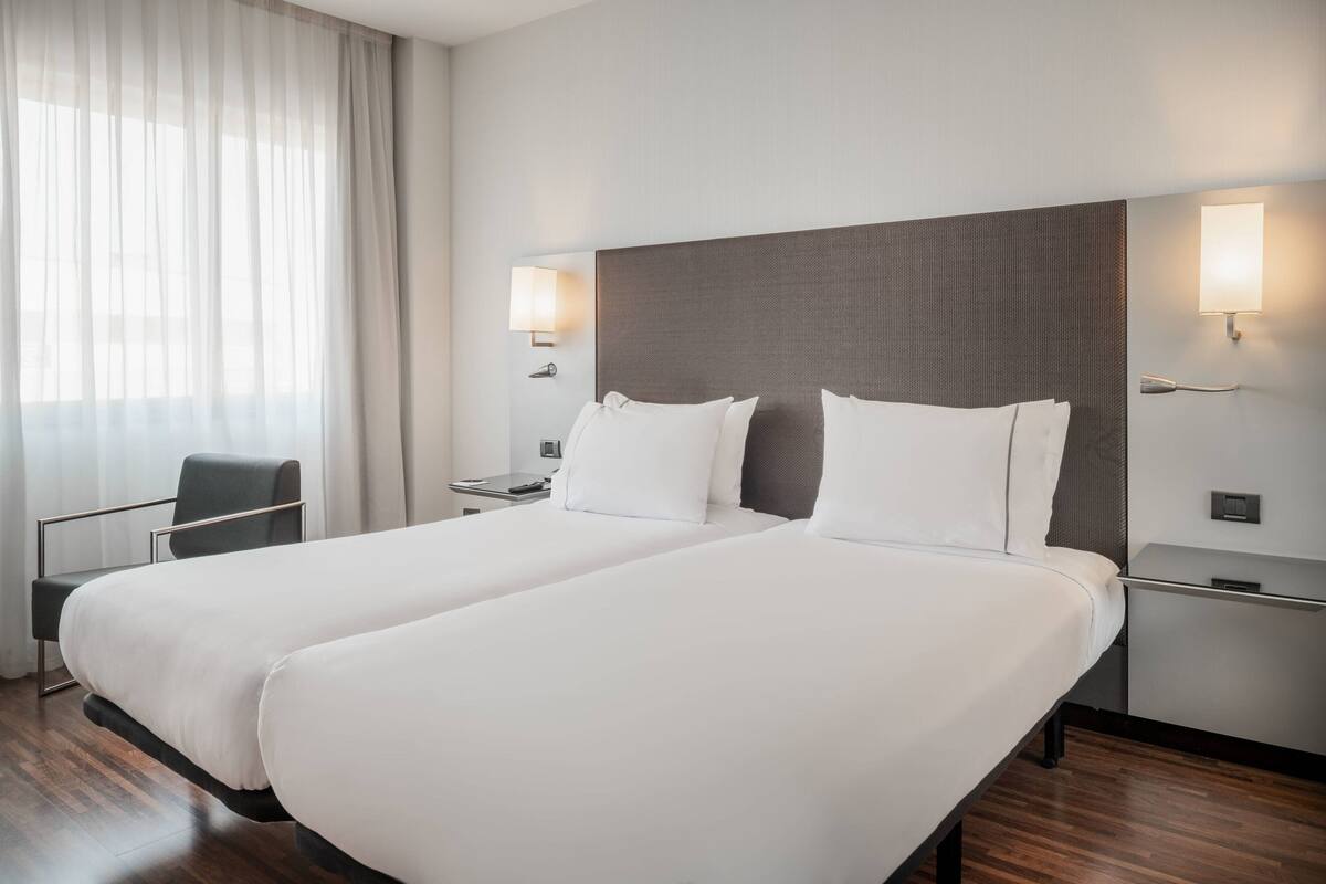 Minibar, safe på rommet, skrivebord og lydisolert