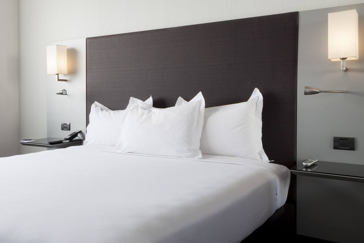 Rom – standard, 1 queensize-seng | Minibar, safe på rommet, skrivebord og lydisolert