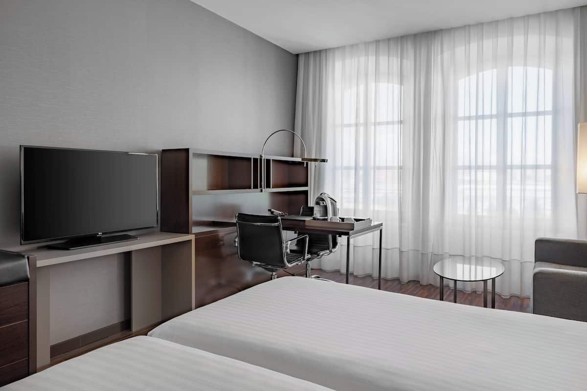 Standard Room, 1 King Bed, City View
