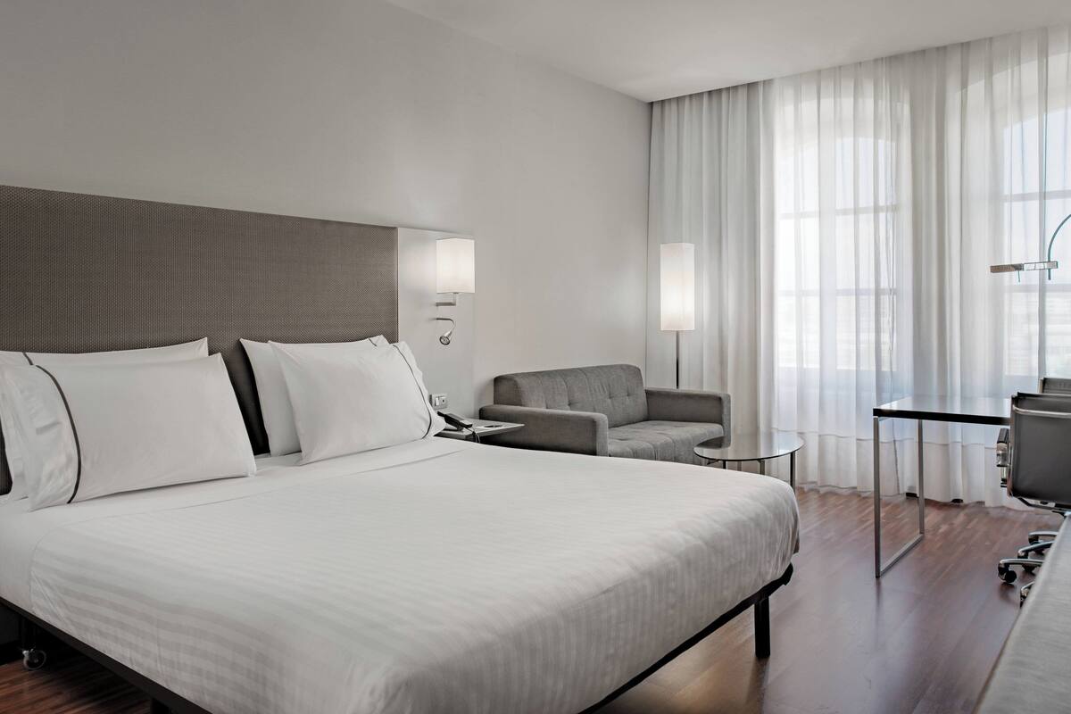 Literie hypoallergénique, surmatelas, minibar