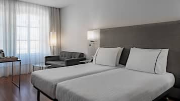 ملاءات للفراش لا تسبب الحساسية وأسرّة بطبقة علوية مريحة وميني بار