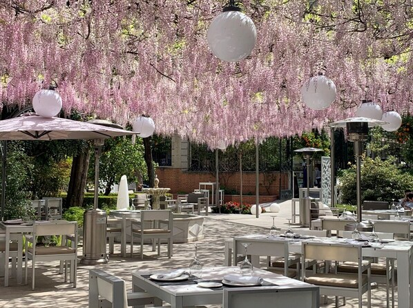 Courtyard - Hospes Palacio de los Patos, a Member of Design Hotels (Granada)