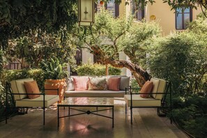 Property grounds - Hospes Palacio de los Patos, a Member of Design Hotels (Granada)