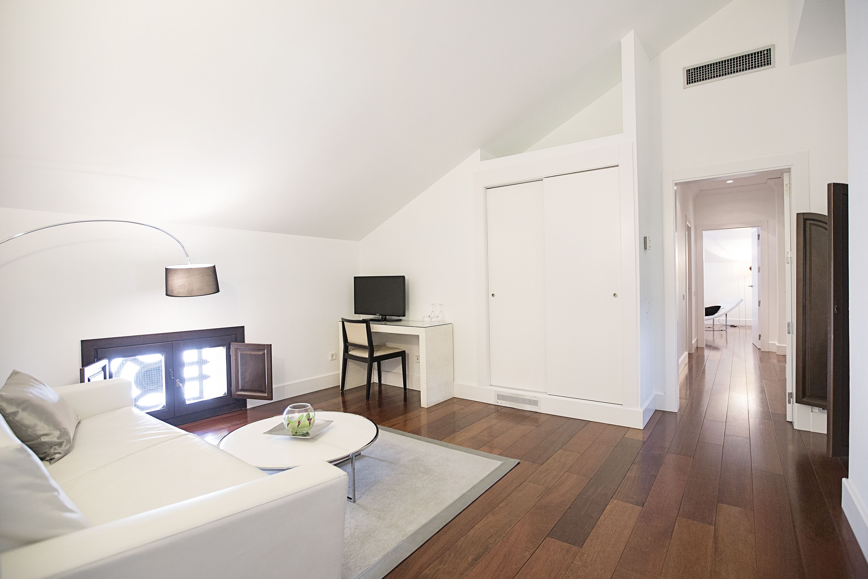 42-inch plasma tv with satellite channels, tv, netflix