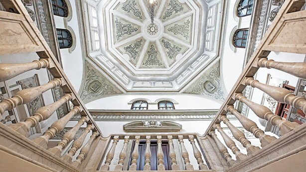 A grand staircase with ornate balustrades and a detailed ceiling design. - Hospes Palacio de los Patos, a Member of Design Hotels (Granada)